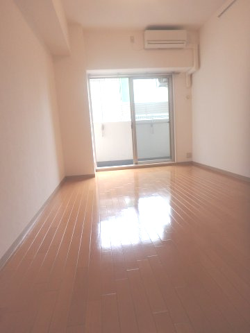 居室・リビング　落ち着いた色合いの床材を使用した居住空間