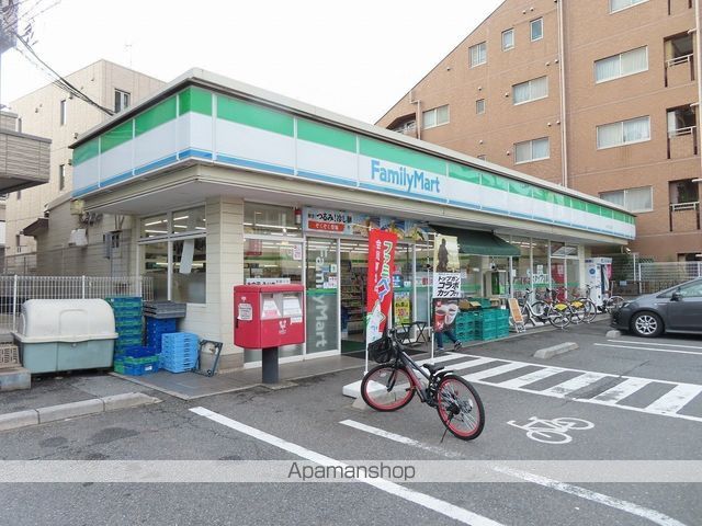 コンビニ　ファミリーマート桜川三丁目店（コンビニ）まで672m