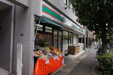 コンビニ　ローソンストア100 梶ヶ谷三丁目店（コンビニ）まで303m