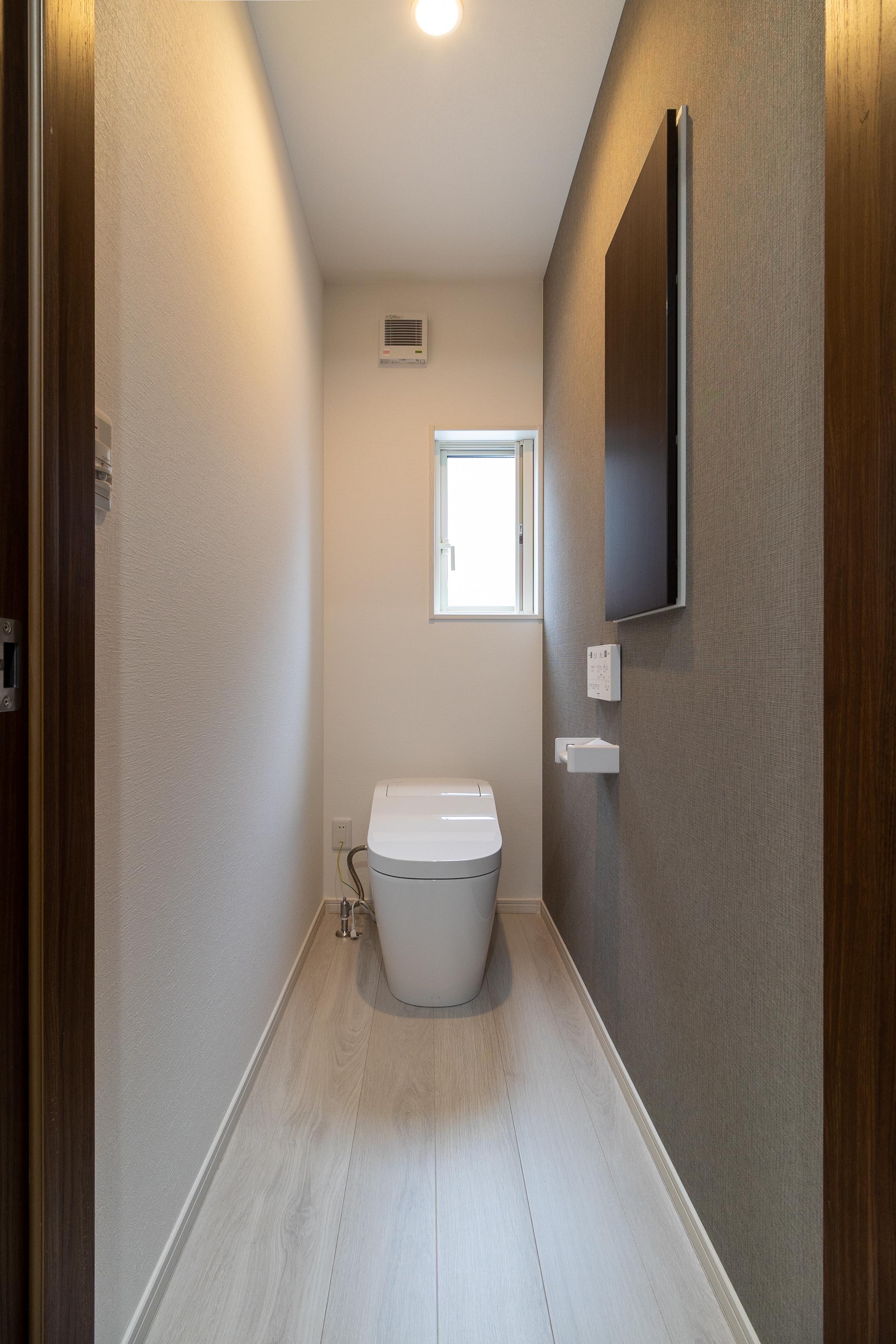 トイレ　自動洗浄付きトイレです