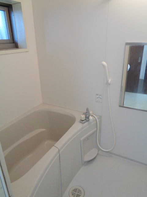 バス・シャワールーム　窓のあるバスルーム