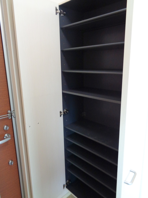 玄関　玄関にはシューズボックスあり