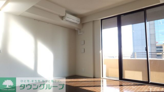 居室・リビング　明るいリビングスペース