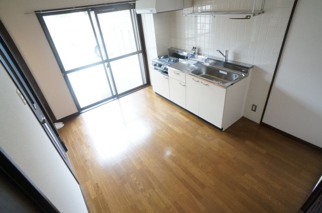 居室・リビング　ガスコンロもついているキッチンです。