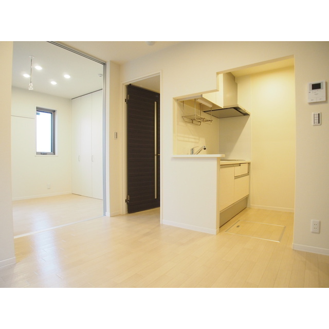 居室・リビング　白が基調のお部屋です。