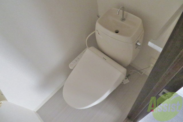 トイレ　ウォッシュレットも付いて、床も新しくなってますね