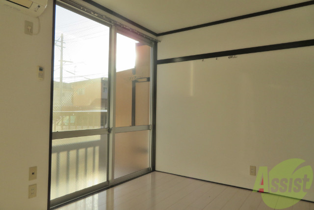 居室・リビング　床もピカピカで落ち着きのある空間ですね