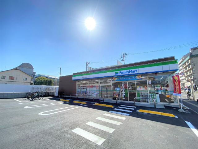 コンビニ　ファミリーマート昭和塩付通三丁目店（コンビニ）まで275m