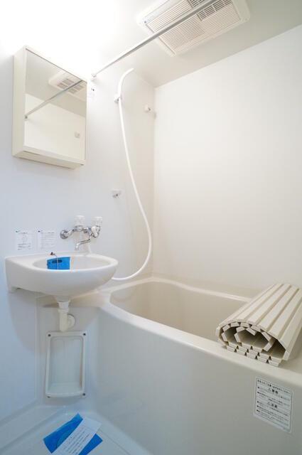 バス・シャワールーム　コンパクトで使いやすいお風呂です