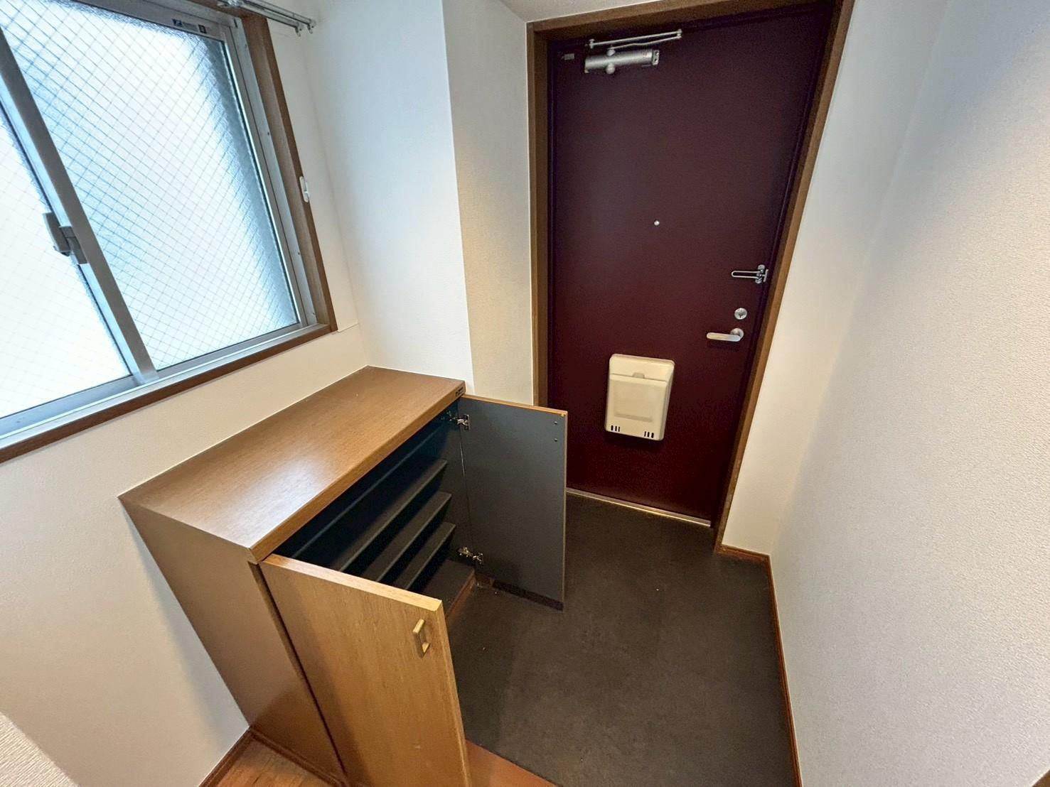 玄関　シューズボックス付きの広い玄関です