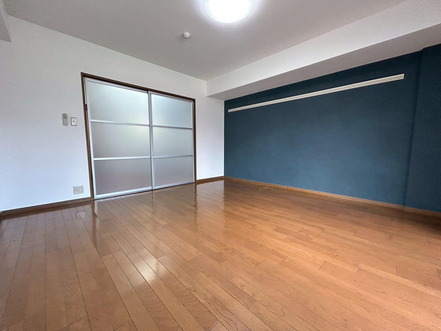 居室・リビング　洋室10帖の広々としたお部屋です