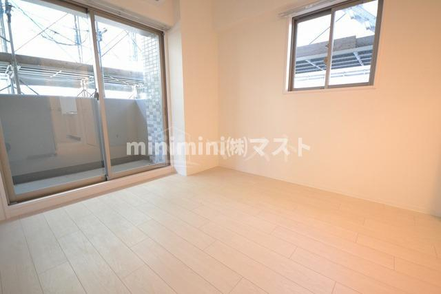 居室・リビング　部屋横の小窓は角部屋のみです