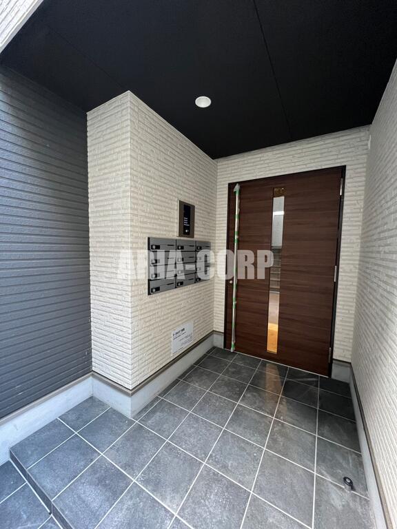 エントランス　モニター付きオートロック・宅配ボックスを完備しています♪