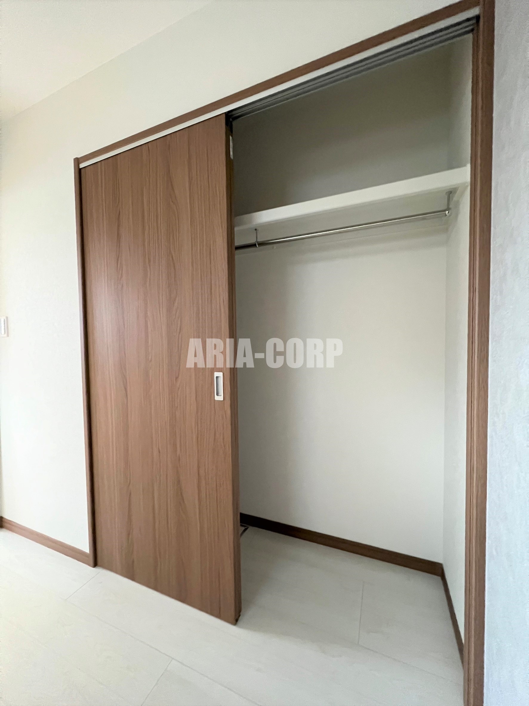 収納　クローゼット、上部には便利な棚がございます