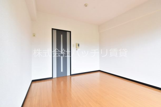 居室・リビング　別号室写真の為現況を優先致します。