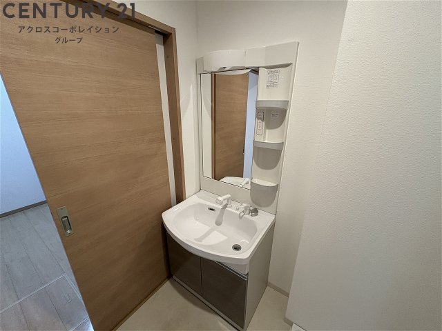 洗面設備　鏡の大きな独立洗面台です♪