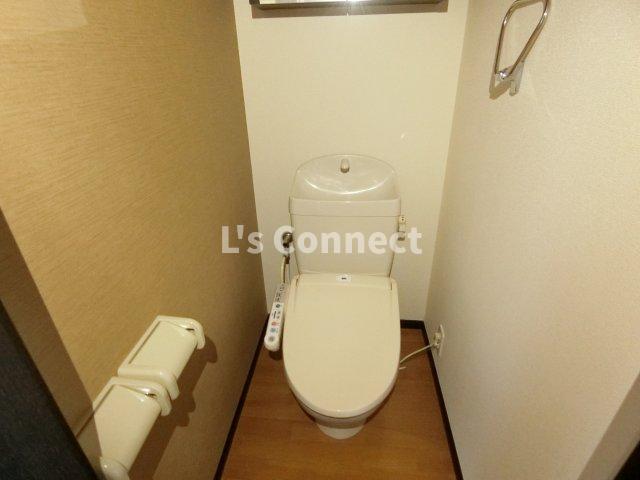 トイレ　温水洗浄便座付きのトイレ。