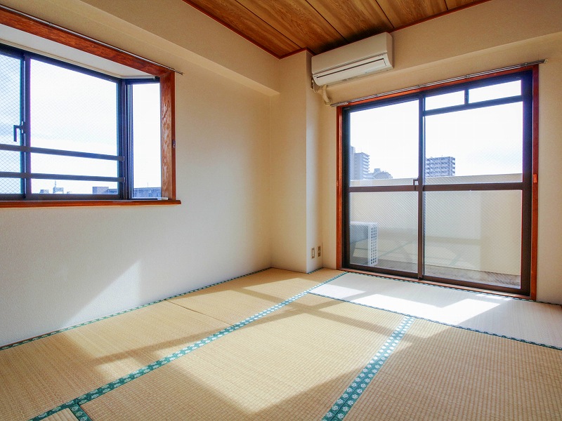 眺望　南側と東側に窓のある和室