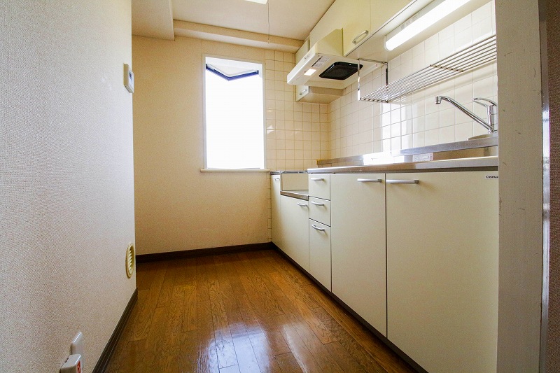 キッチン　窓のある明るいキッチン