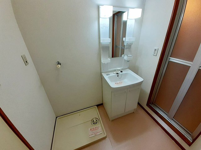 洗面設備　明るい洗面所です