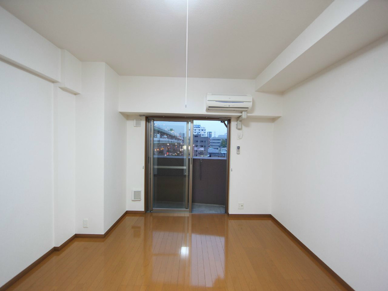 バルコニー　洋室8.0帖　エアコン付　収納充実　バルコニー