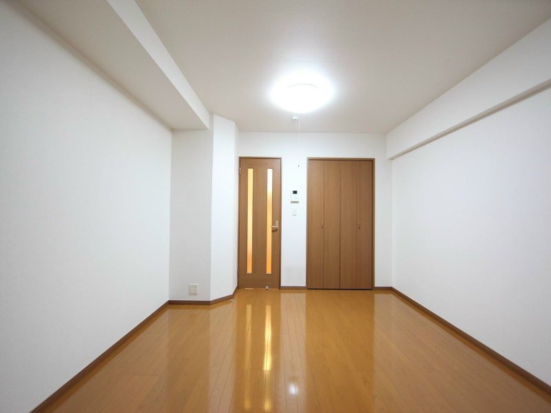 居室・リビング　洋室8.0帖　エアコン付　収納充実　バルコニー