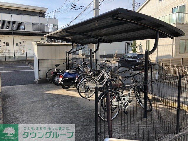 その他　屋根付き駐輪場完備