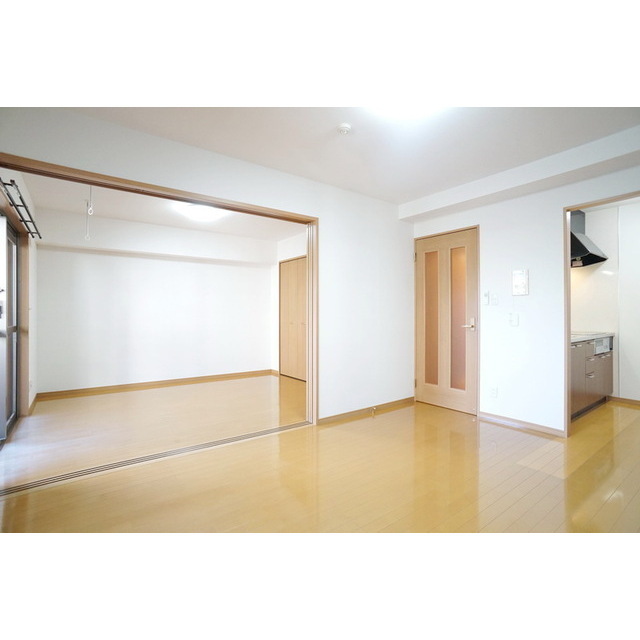 居室・リビング　高い天井の室内、随所に気遣いを感じます