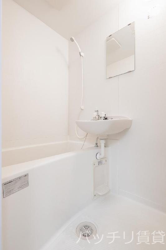 バス・シャワールーム　別号室タイプの為、現状を優先致します。