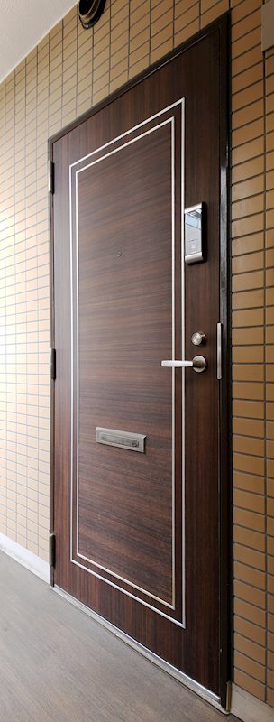 玄関　玄関ドアには非接触式カード電子ロックを採用