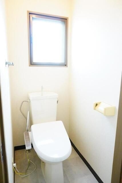 トイレ　落ち着いた色調のトイレです