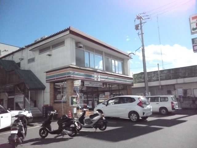 コンビニ　セブンイレブン（コンビニ）まで550m