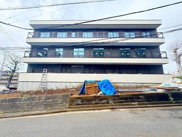 建物外観　駅から徒歩８分