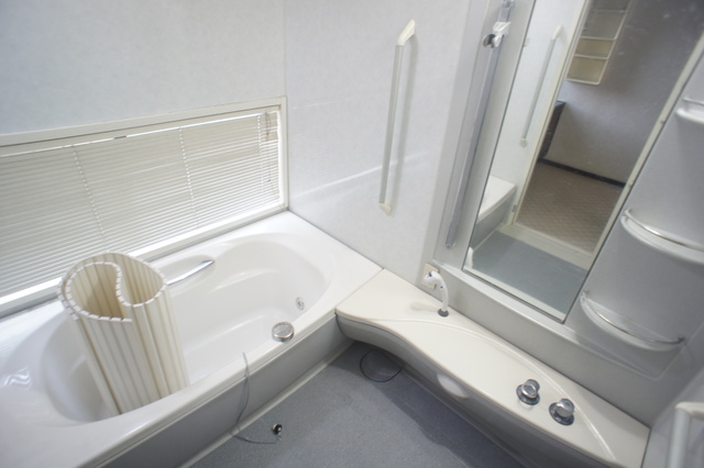 バス・シャワールーム　清潔感のある浴室で、１日の疲れを癒しリラックスできます。