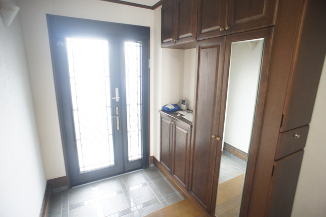 玄関　玄関には大きな下駄箱があるのでいつでもスッキリ片付きます！