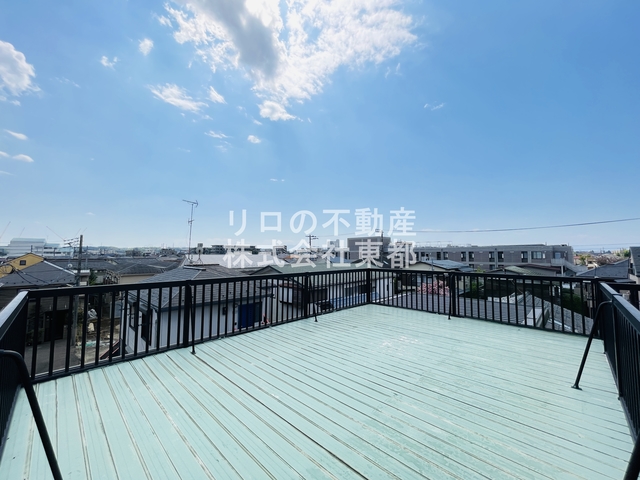 バルコニー　天候に左右されずにしっかりと洗濯物を自然乾燥できます。