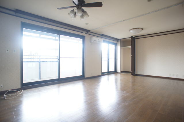 居室・リビング　２世帯住宅なので広々としたリビングが二部屋あります♪