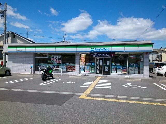 コンビニ　ファミリーマート様（コンビニ）まで450m