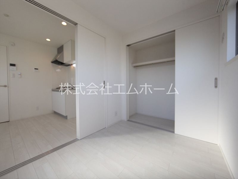 その他部屋・スペース　洋室4帖　クローゼット付　角部屋窓付　バルコニーに面してます