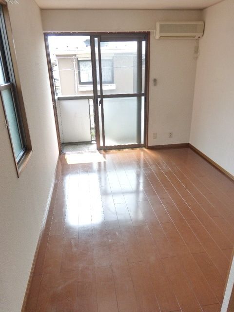 居室・リビング　角部屋２面採光のお部屋です