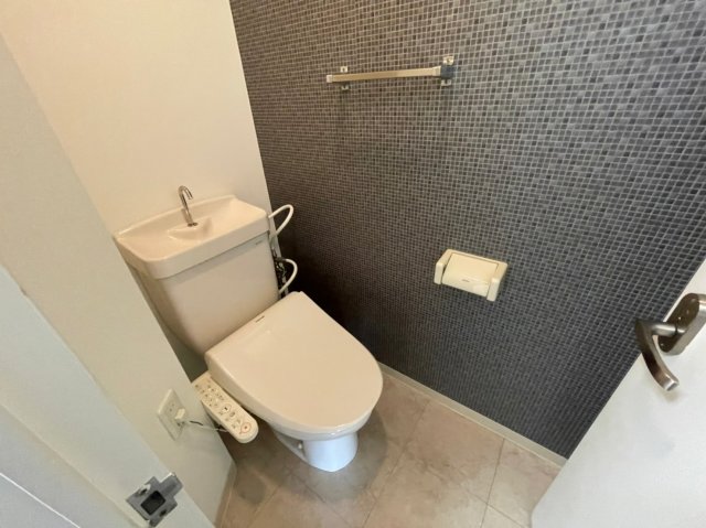 トイレ　イメージとして同マンション他部屋を表示しています