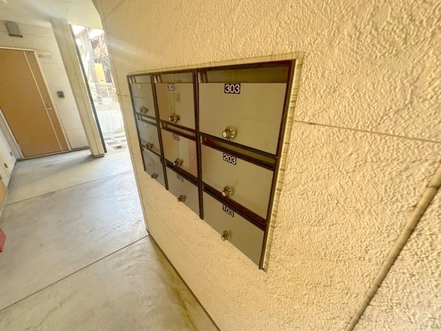 ロビー　ロビーにある各部屋毎のメールボックス。