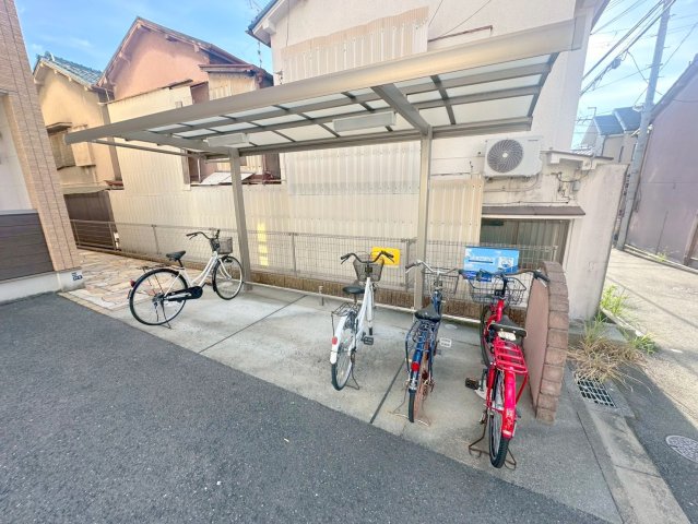 駐車場　敷地内には入居者専用の駐輪スペースもあります。