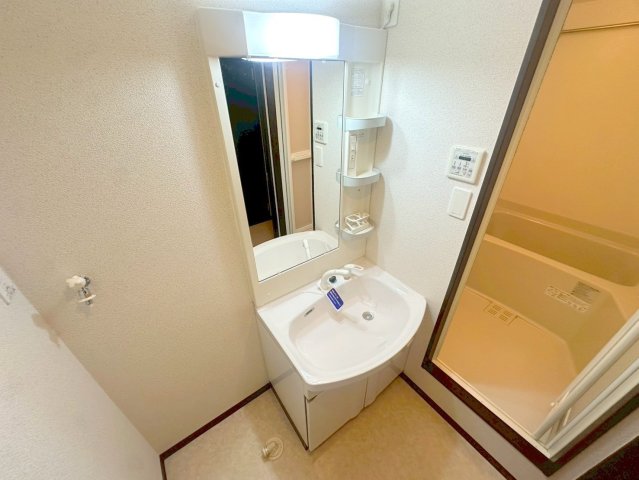 洗面設備　身支度が出来る独立洗面台です。
