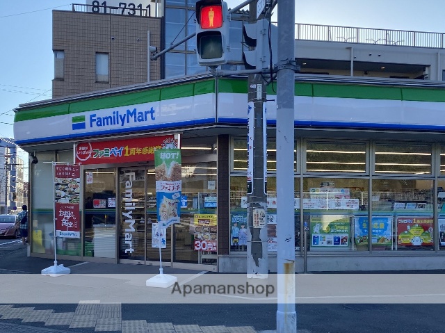 コンビニ　ファミリーマート（コンビニ）まで821m
