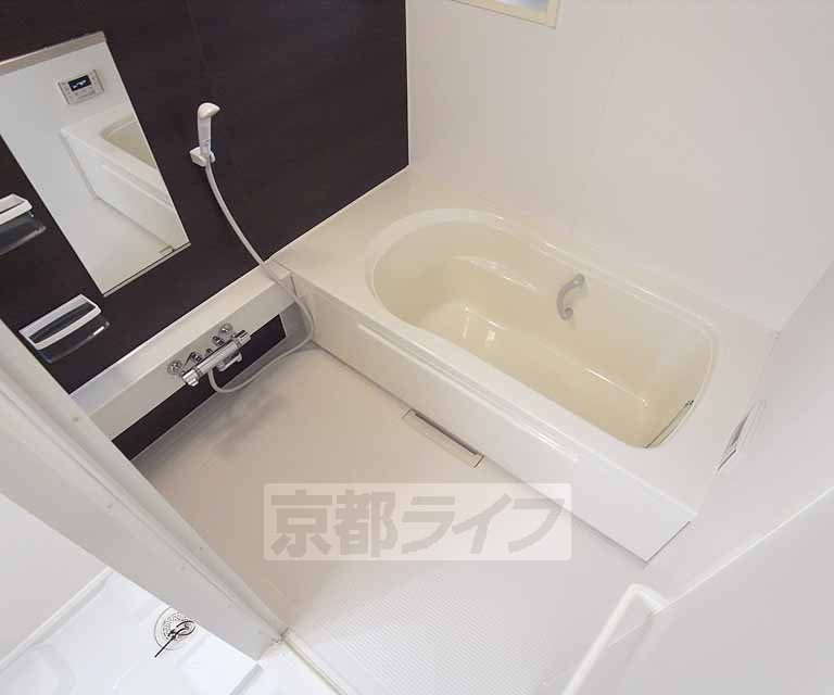 バス・シャワールーム　贅沢な大きい浴槽です