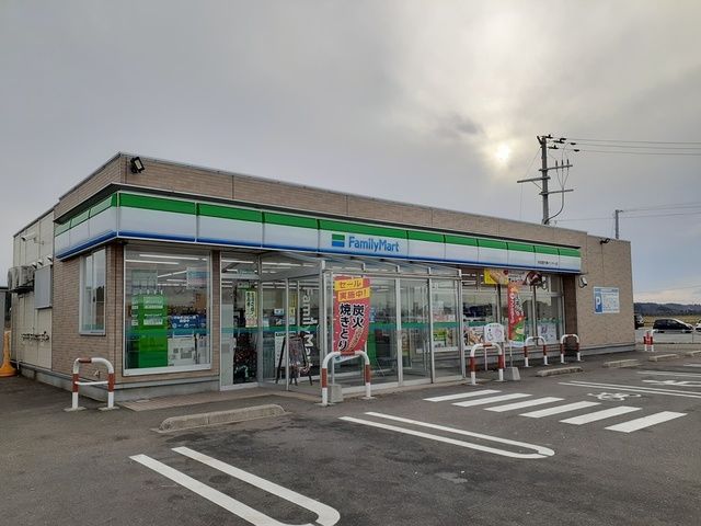 コンビニ　ファミリーマート能代東インター（コンビニ）まで925m