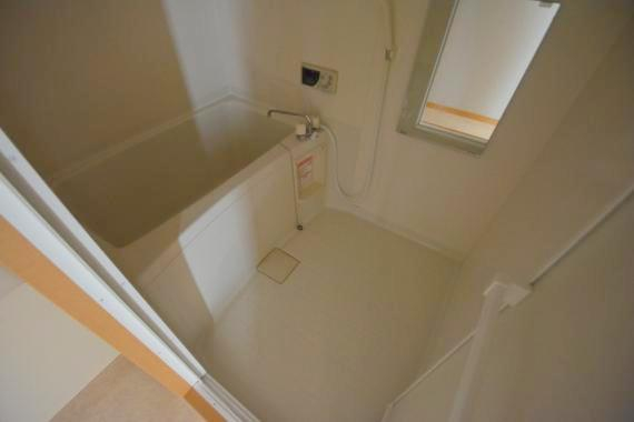 バス・シャワールーム　バスルームはトイレと別々で、広々としていますよ。