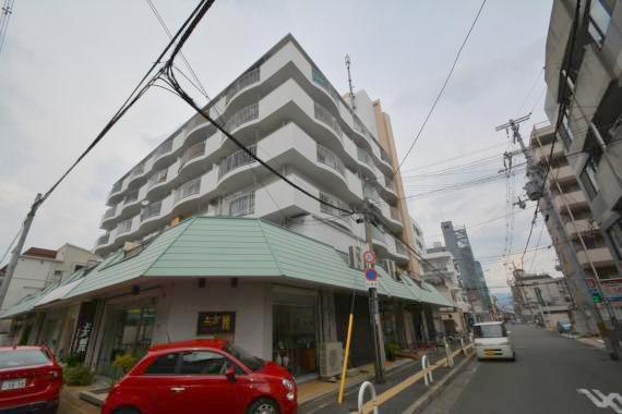 建物外観　存在感のある外観は落ちついた色合いで、堂々としていますね。