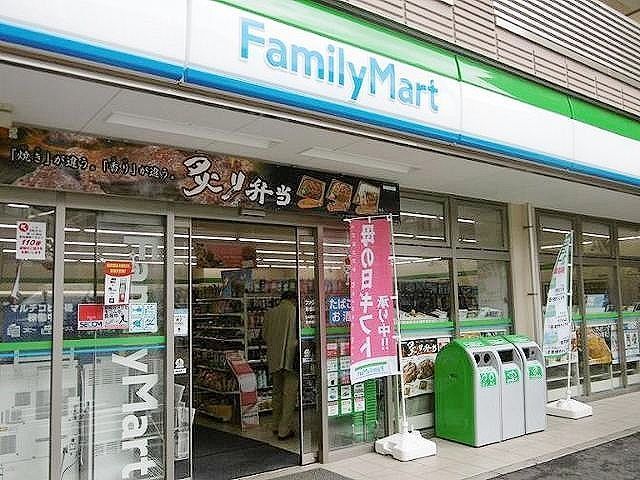 コンビニ　ファミリーマート（コンビニ）まで493m
